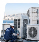 Technicien maintenant une unité de climatisation CVC